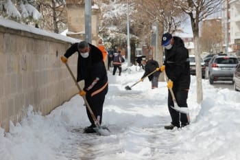 ''Ekiplerimiz, kar yağışının olumsuz etkilerine karşı yaya güvenliğini sağlamak amacıyla kaldırım temizliği çalışmalarını sürdürüyor.''